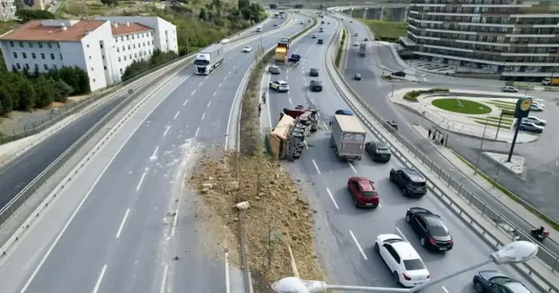 Başakşehir de hafriyat kamyonu devrildi, tonlarca toprak yola saçıldı