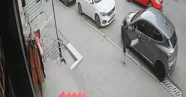 Avcılar da araçları tekmeleyen şüpheli kamerada; serbest bırakıldı, yine saldırdı VİDEO İZLE