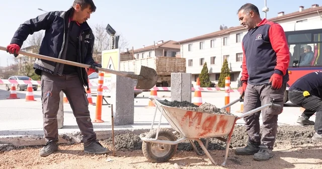 Emniyet kavşağı yenileniyor İstanbul Caddesi nde dönel kavşak çalışma Düzce Haberleri