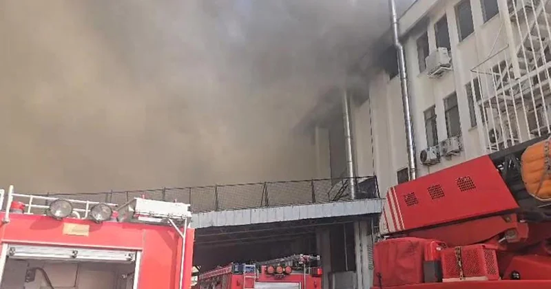 İstanbul da iş yeri yangını: Müdahale sürüyor