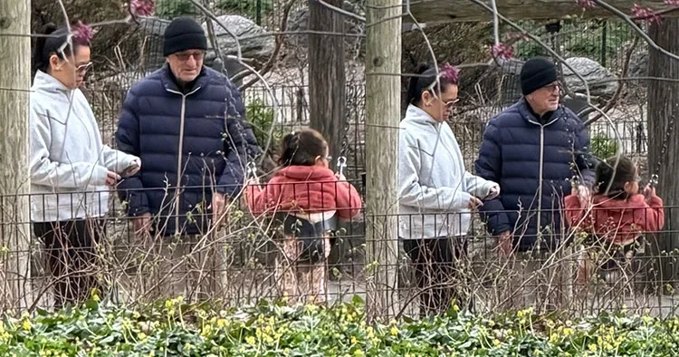 82 yaşındaki efsane oyuncu 3 yaşındaki kızı için çocuk parklarını mesken tuttu