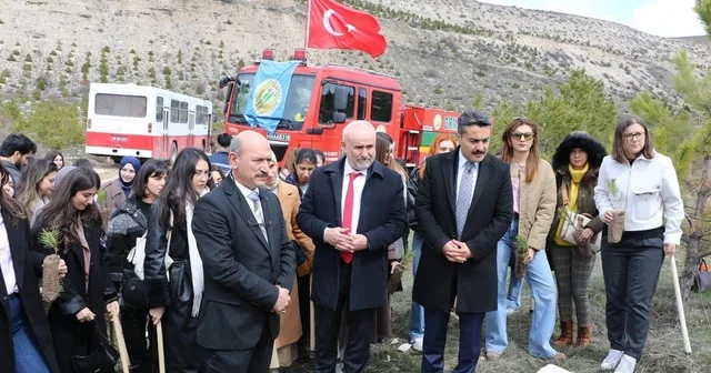 Öğretmen adayları fidanları toprakla buluşturdu Sivas Milli Eğitim Akademisi nde eğitime başlayan öğretmen adayları için fidan dikim etkinliği gerçekleştirildi Sivas Haberleri