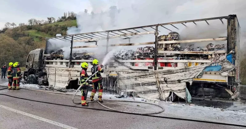 Balıkesir’de yanan tır kullanılmaz hale geldi