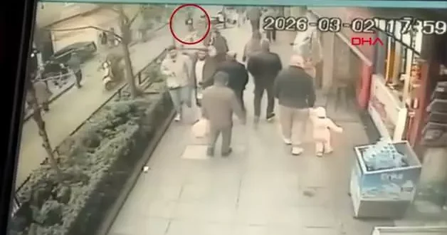 Ehliyetsiz sürücü dehşet saçtı: Kız arkadaşını bırakıp kaçtı