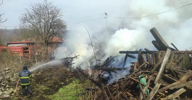 Araç yangını odunluğa sıçradı Bilecik Haberleri