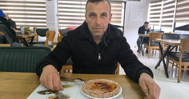 Afyonkarahisar ın damak çatlatan lezzetinin sırrını işi ustaları anlattı 12 saat boyunca fırında çömleklerde pişen keşkek asıl lezzetini dövülmesinden alıyor Afyonkarahisar Haberleri