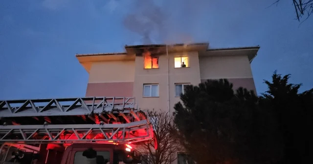 Yangında 4 üncü katta mahsur kalan kişi, merdivenli araçla kurtarıldı Edirne Haberleri