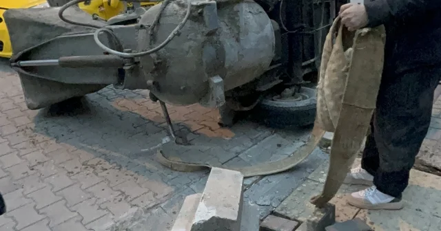 Harç karma makinesi, ticari taksinin üzerine devrildi Tekirdağ Haberleri