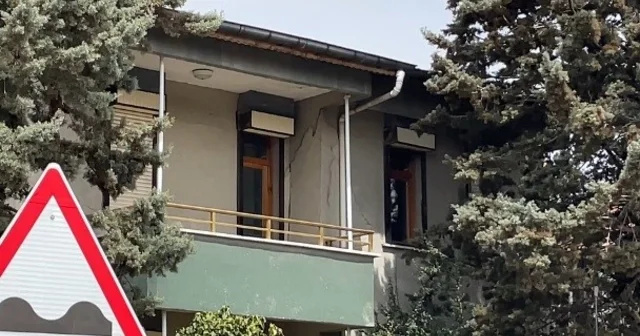 Konya da 2 binada oluşan çatlaklar sonrası vatandaşlar tahliye edildi Binadaki daire sahibi: 15 yıldır çatlak var göçecek bina değil, altında 60 santimetre taş duvar var Konya Haberleri