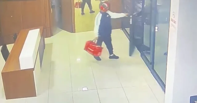 Kurye kılığıyla girdiler, silahla alıkoydular... Özel Harekat kapıları koçbaşıyla kırdı Bursa merkezli 3 ilde operasyon yapıldı, 13 şüpheli yakalandı 11 i tutuklandı Kurşunlama ve gasp çetesi çökertildi, baskın anları nefes kesti Bursa Haberleri