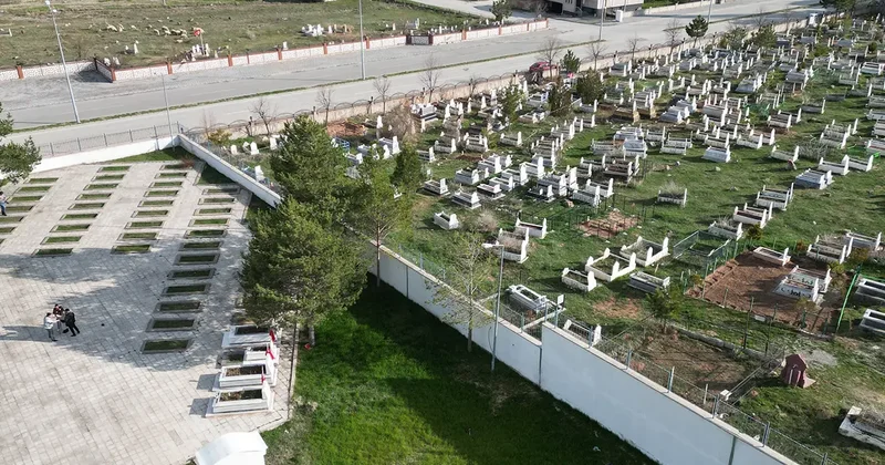 Şehitlerin mezarlarıyla sivillerin mezarları arasındaki fark gündem oldu!