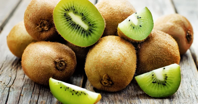 Kabızlıkla mücadelede ezber bozuluyor: Lif tek başına yeterli değil! Uzmanlar kivi diyor!