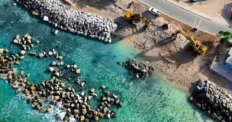 Arabistan dan 65 bin ton taş taşıyıp adanın etrafına barikat çekecekler