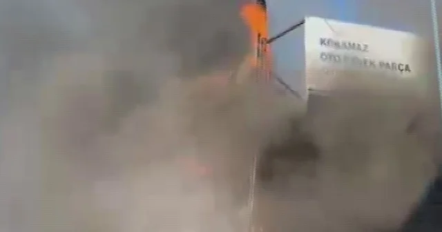 Korkutan yangında, iş yeri ve kamyonet zarar gördü Hatay Haberleri