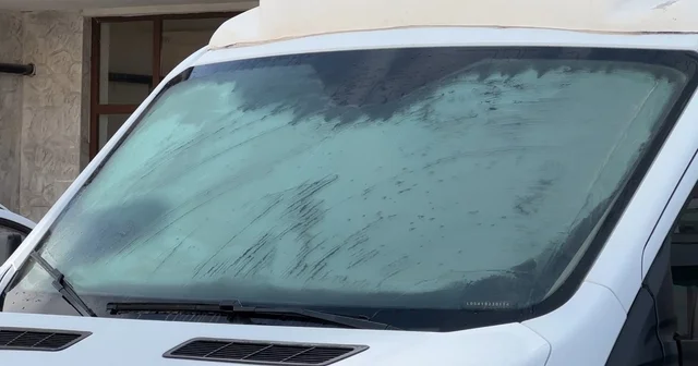 Yüksekova da dondurucu soğuklar: Araçlar ve çatılar buz tuttu Hakkari Haberleri