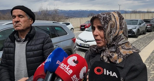 Gülistan Doku nun ailesinden adliye önünde açıklama: 6 yıldır biz biliyoruz. Ne gündüzümüz gündüz, ne gecemiz gece Tunceli Haberleri