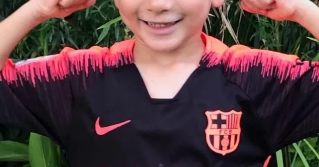 17 yaşındaki sürücünün ölümüne sebep olduğu küçük çocuğun cenazesi ailesine teslim edildi Tedavi gördüğü hastanedeki 5 günlük hayat mücadelesini kaybetti Antalya Haberleri