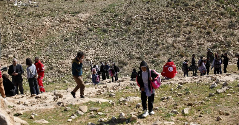 Batı Şeria da öğrenciler, işgalci İsraillilerin kapattığı yol nedeniyle derslerini sokakta yaptı
