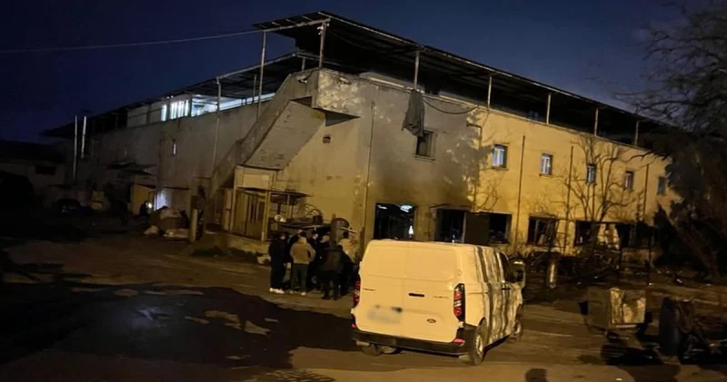 Arnavutköy de fabrikada tüm patlaması ve yangın: 3 yaralı Son dakika haberleri