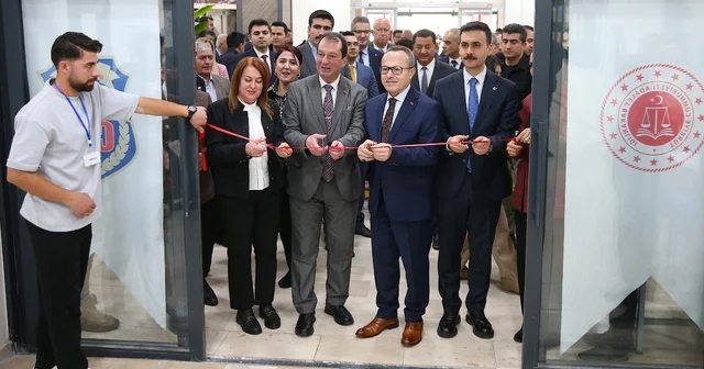 Diyarbakır da cezaevindeki çocuklar ile üniversite öğrencilerinin hazırladığı sanatsal ürünler sergilendi Diyarbakır Haberleri