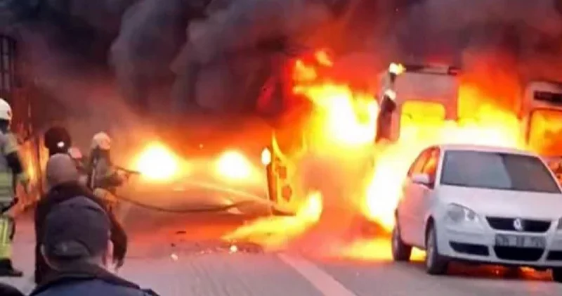 Park halindeki minibüs alev aldı: Yangın otomobile sıçradı İstanbul Haberleri