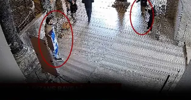 Ayasofya i Kebir Camii nde Bizans bayrağı açan iki turist tutuklandı