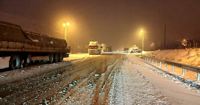 Kop Dağı Geçidi nde buzlanma ulaşımı aksattı Bayburt Haberleri