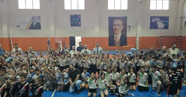 Çocuklar geleneksel oyunlarda kıyasıya yarıştı Manisa Haberleri