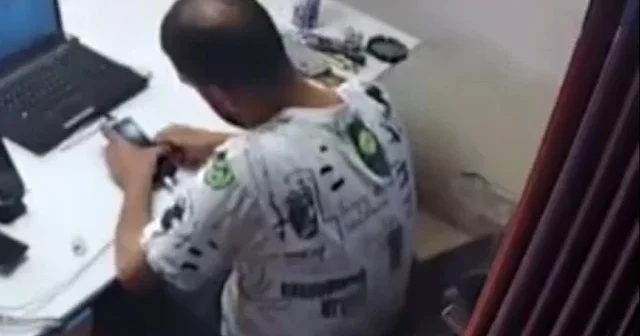 Tamir edilen cep telefonunun bataryası patladı VİDEO İZLE