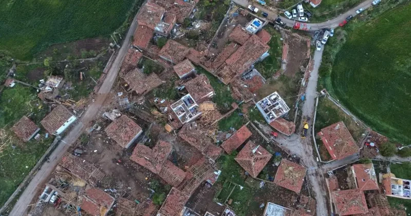Hortumun savaş alanına çevirdiği köy havadan görüntülendi