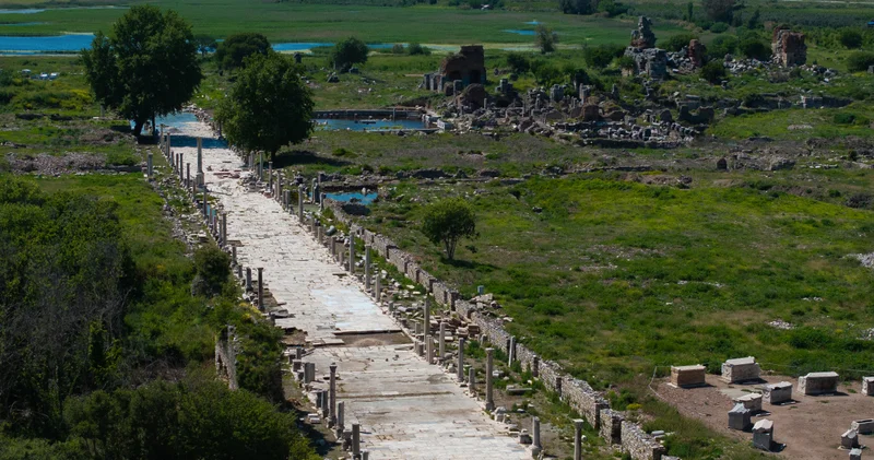 Efes in taş hastanesi nde 2 bin yıllık sütunlara hassas dokunuş