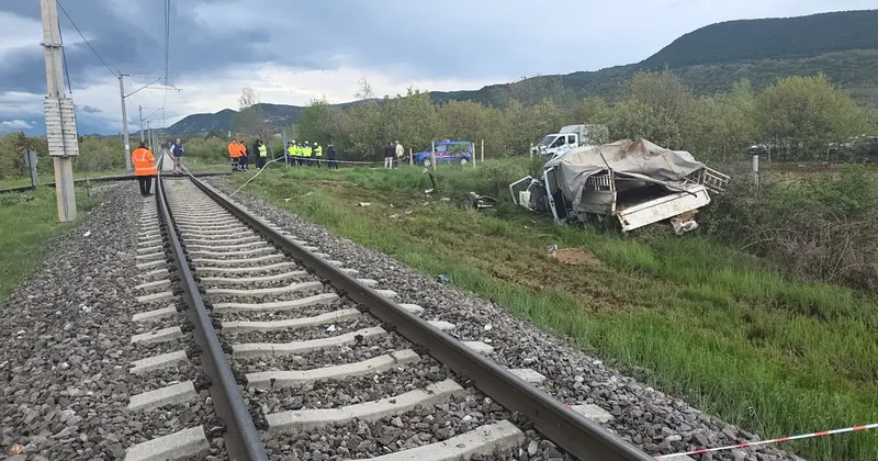 Yolcu treni kamyonete çarptı: Yaralılar var!