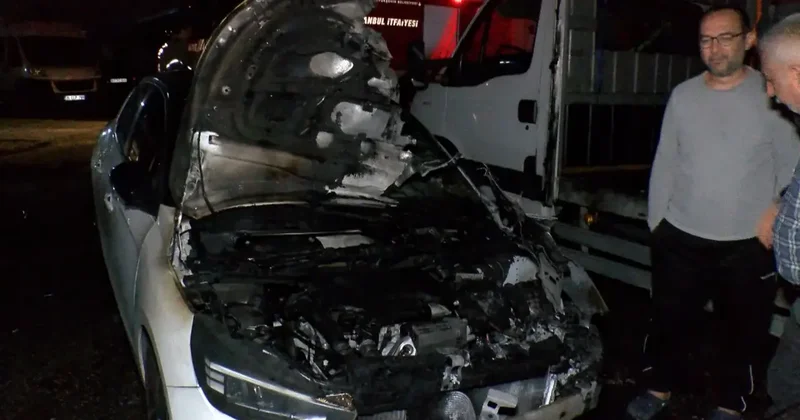 Üsküdar da gece yarısı araç yangını paniği: 3 araç alevlere teslim