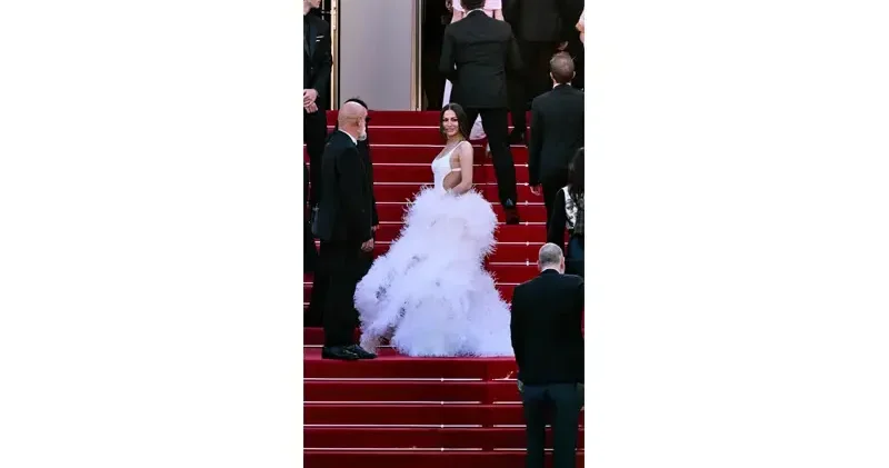 Demet Özdemir Trendyolmilla imzalı elbisesiyle Cannes kırmızı halısında