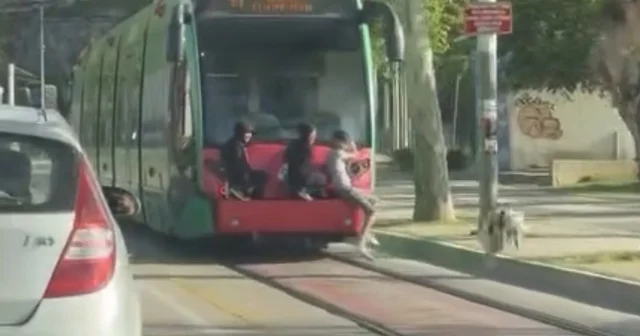 Bursa da gençlerin tramvay arkasındaki tehlikeli yolculuğu kamerada Bursa Haberleri