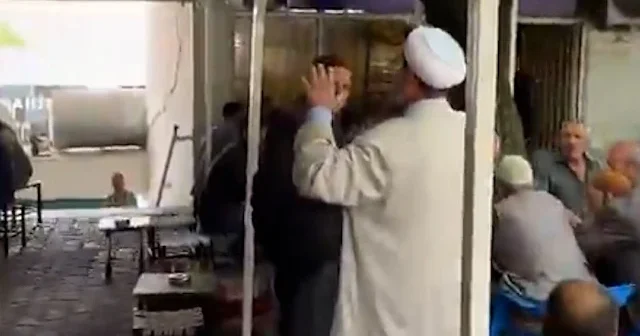 Kıraathanede namazı tebliğ eden hocaların yüzüne bakmadılar VİDEO İZLE