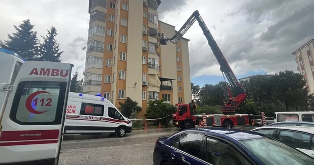 Yıldırım düşen çatıda tamirat yapan 2 işçi yaralandı Denizli Haberleri