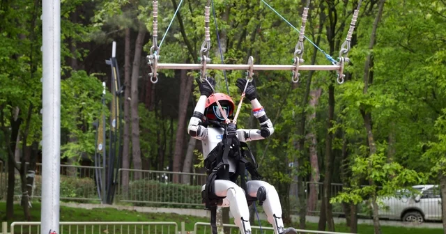 Türkiye nin nüfusa kayıtlı ilk insansı robotu Canik Macera Parkı nda: İlk o deneyimledi Samsun Haberleri