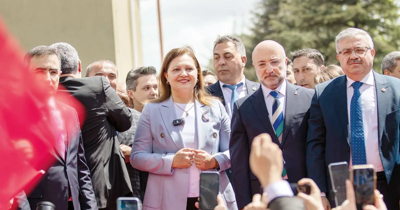 Burcu Köksal’a mehterli karşılama