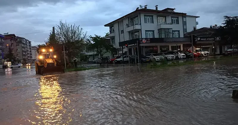 Tokat ta sağanak ve dolu yağışı: Ev ve iş yerlerini su bastı