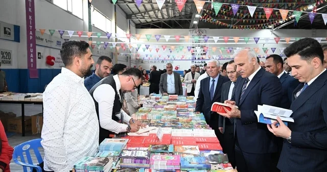 Vali Zorluoğlu Çermik kitap fuarını ziyaret etti Diyarbakır Haberleri