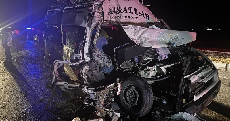 Aksaray da minibüs ile tır çarpıştı: 12 yaralı