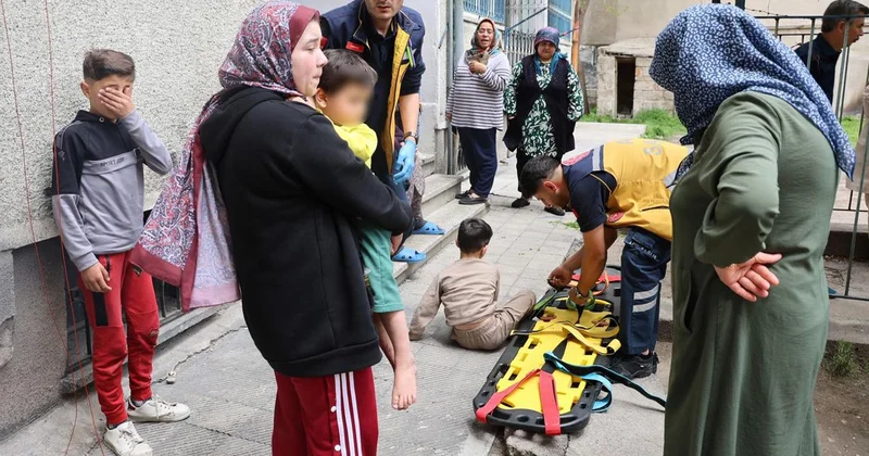 Balkonda oynayan iki kardeşin başına gelen yürekleri ağza getirdi