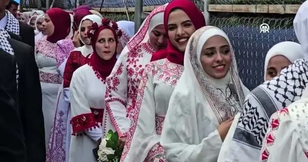 Soykırımcı alçaklara inat Gazze de 50 çift için toplu düğün töreni düzenlendi