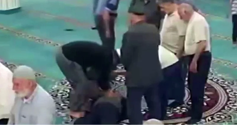 Camide kalp krizi geçirdi, imam hayatını kurtardı! Son dakika haberleri