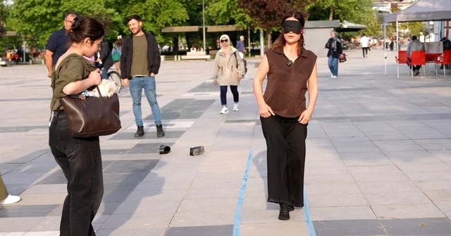 Bir dakikalık deney, binlerce gerçeği hatırlattı Gözleri bağlandı, işaret diliyle adres soruldu Sadece 20 metrelik empati deneyi Düzce Haberleri