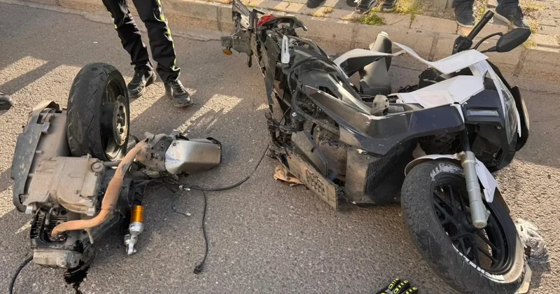 Motosiklet kağıt gibi ikiye ayrıldı! İçinden böyle çıktı Sözcü Gazetesi