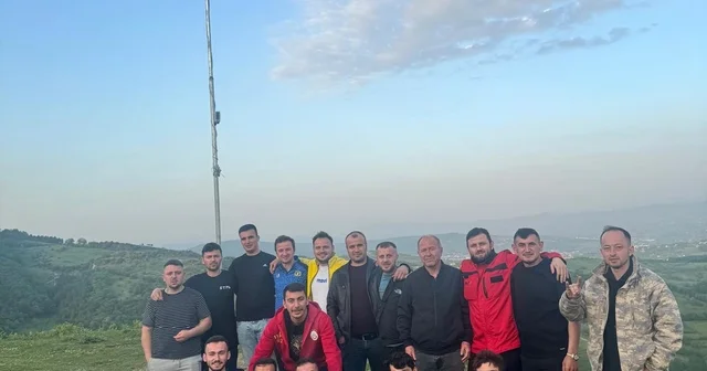 Zonguldak ta gençler köylerinin zirvesine Türk bayrağı dikti Zonguldak Haberleri