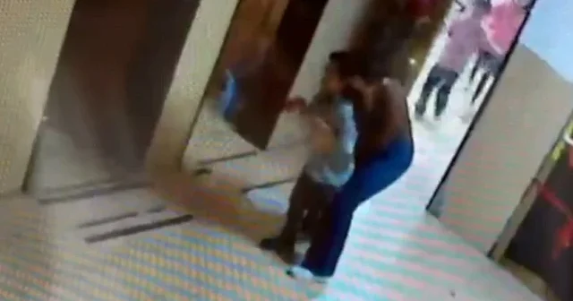 Bir dakikada iki kez ölümden döndü: Öğretmenlerin Heimlich manevrası hayatta tuttu VİDEO İZLE