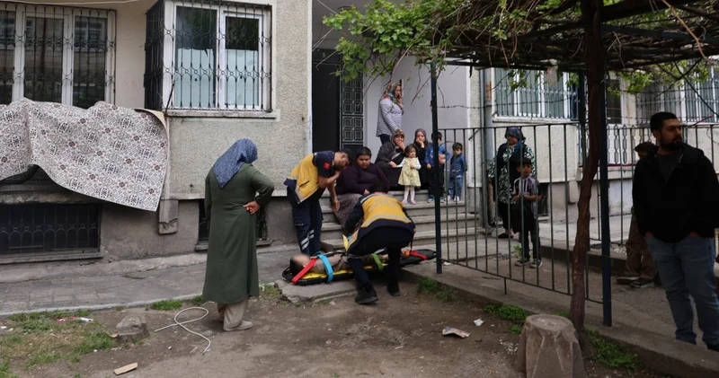 İki kardeş peş peşe balkondan düştü